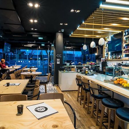 Blackhaus Young Mini Tesalonika Bagian luar foto